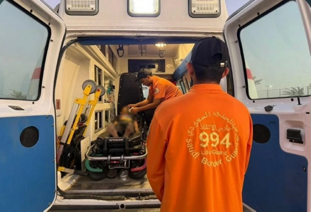 «حرس الحدود» ينقذ طفلاً من الغرق أثناء ممارسة السباحة بمنطقة جازان