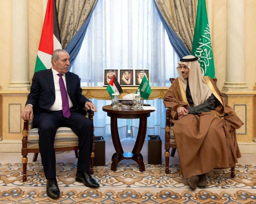 وزير الخارجية الأمير فيصل بن فرحان خلال استقباله نائب رئيس اللجنة التنفيذية لمنظمة التحرير الفلسطينية نائب رئيس دولة فلسطين حسين الشيخ في الرياض.