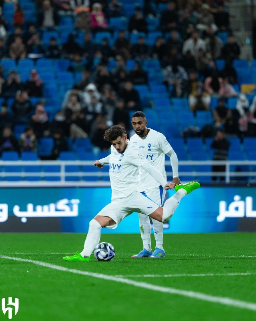 الهلال يواصل مطاردة النصر