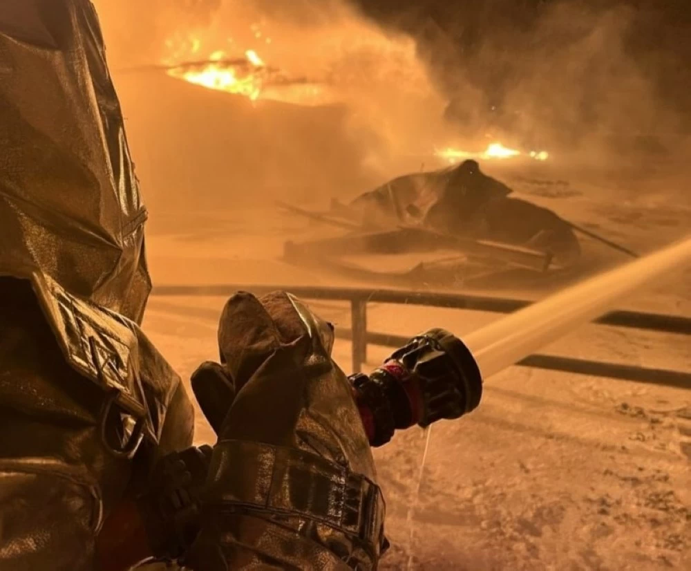 محاولة اطفاء حرائق في كييف جراء القصف الروسي