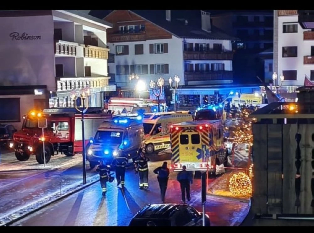 الفرق الأمنية والإسعافية خلال مباشرة الانفجار. 