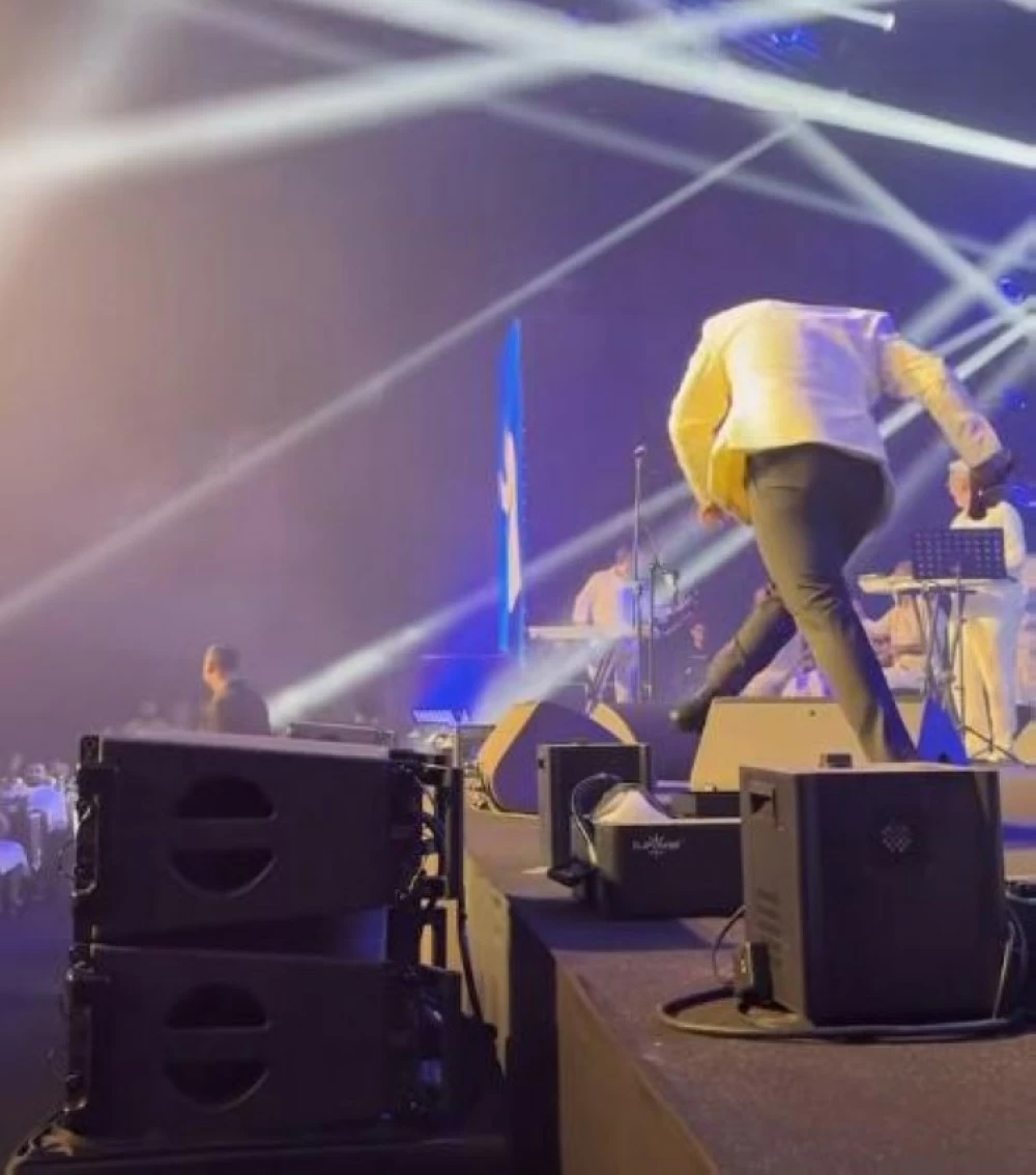 لحظة تعثر ناصيف زيتون على المسرح.