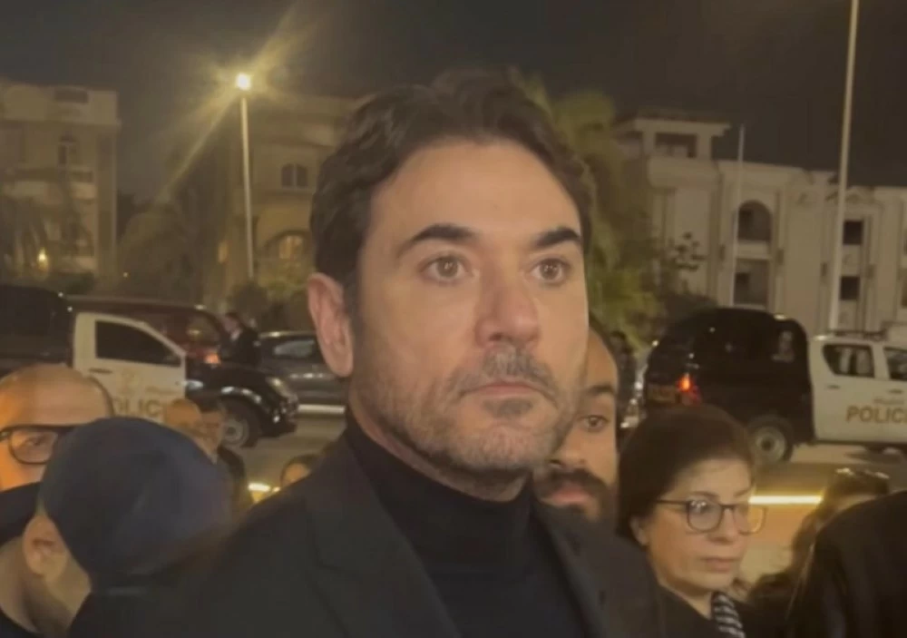 أحمد عز يتقدم نجوم الفن لمواساة هاني رمزي في عزاء والدته.