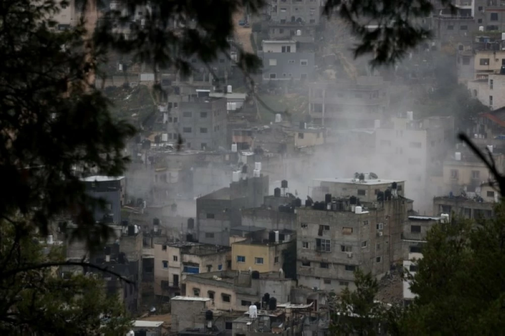 جرافة إسرائيلية تهدم مباني خلال عملية عسكرية في مخيم للاجئين قرب طولكرم بالضفة الغربية.( إ ب أ)