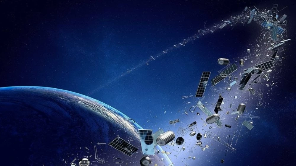 أقمار صناعية.