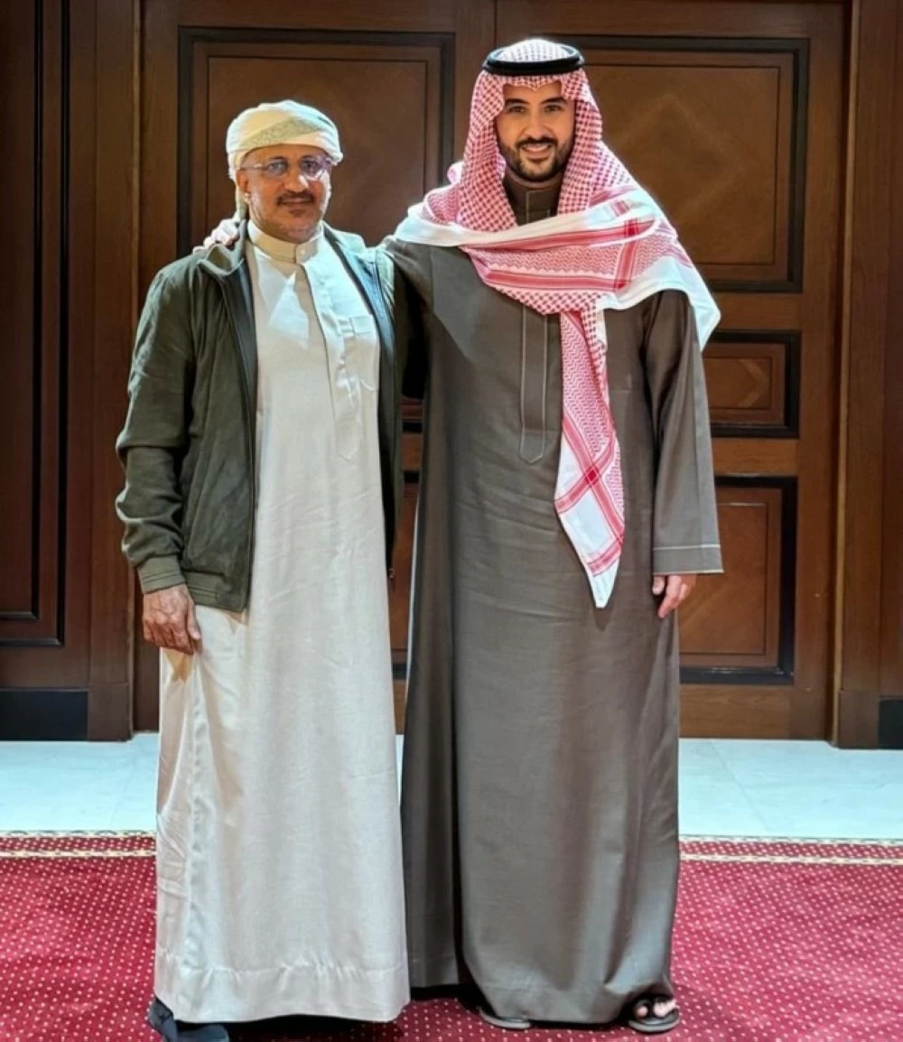 الأمير خالد بن سلمان مع عضو مجلس القيادة اليمني طارق صالح.