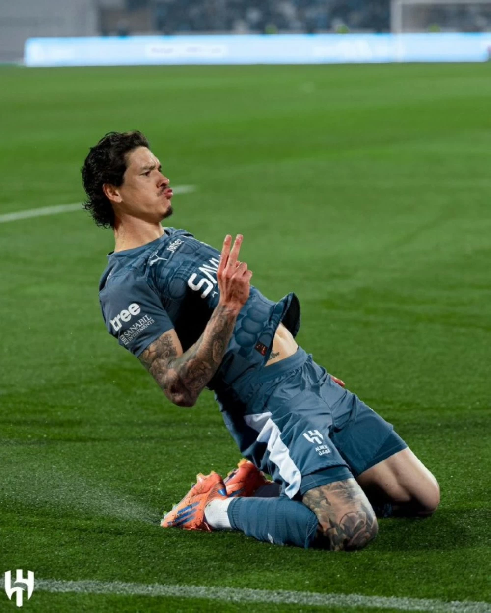 نونيز محتفلا بهدفه الأول.