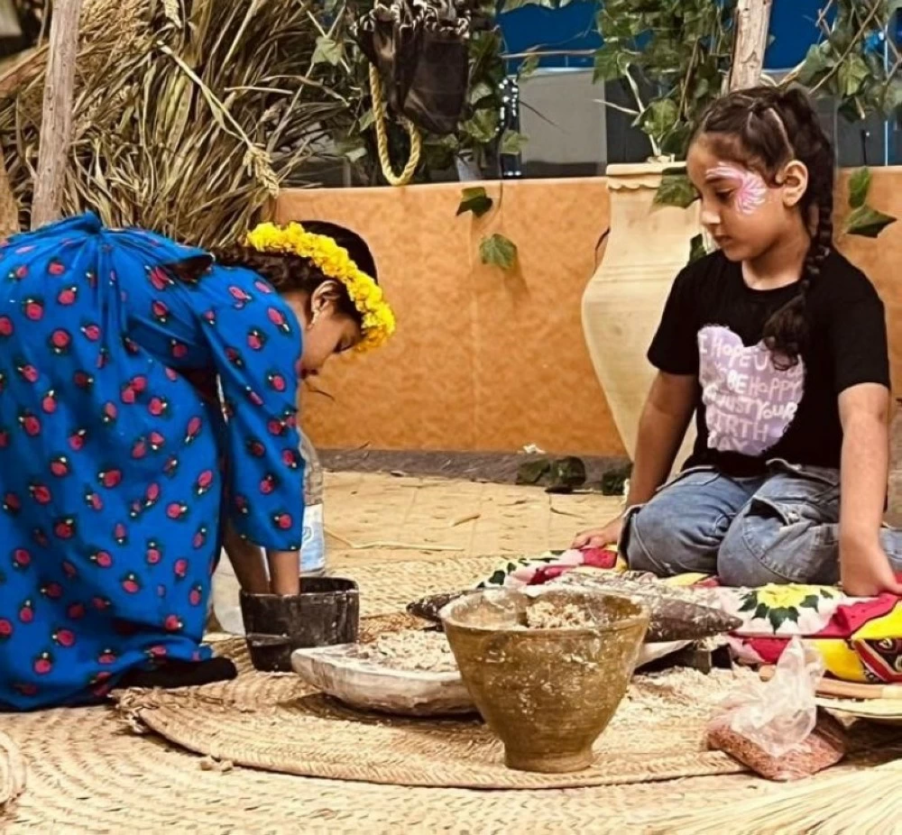 طفلات يعبّرن عن تنوّع الإرث الثقافي في منطقة جازان.