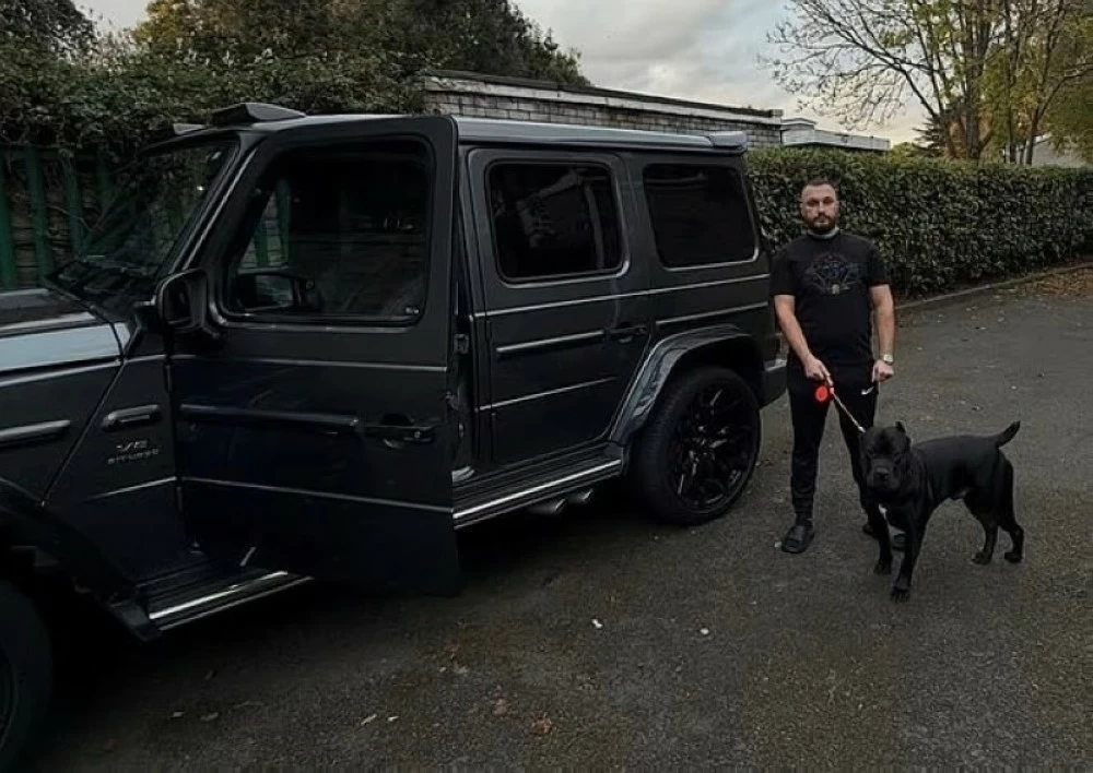 بوكا سُجن ورُحِّل مرتين بسبب سلسلة سرقات، لكنه نجح في العودة كل مرة، مستغلاً الثغرات القانونية.