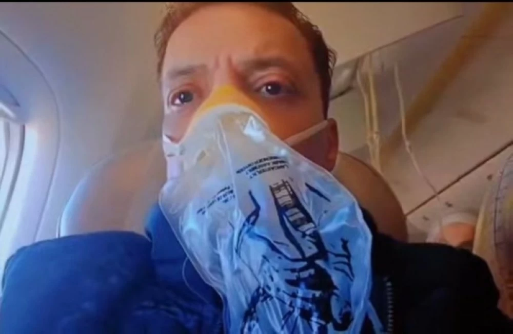 طارق الشيخ مرتدياً قناع الأكسجين في الطائرة.