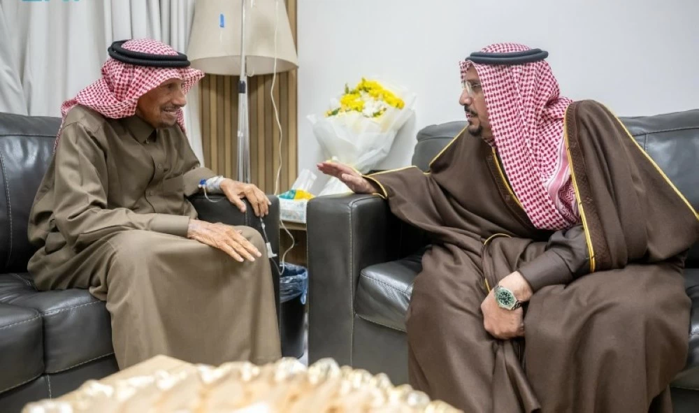 أمير القصيم يطمئن على صحة محمد بن حجاج
