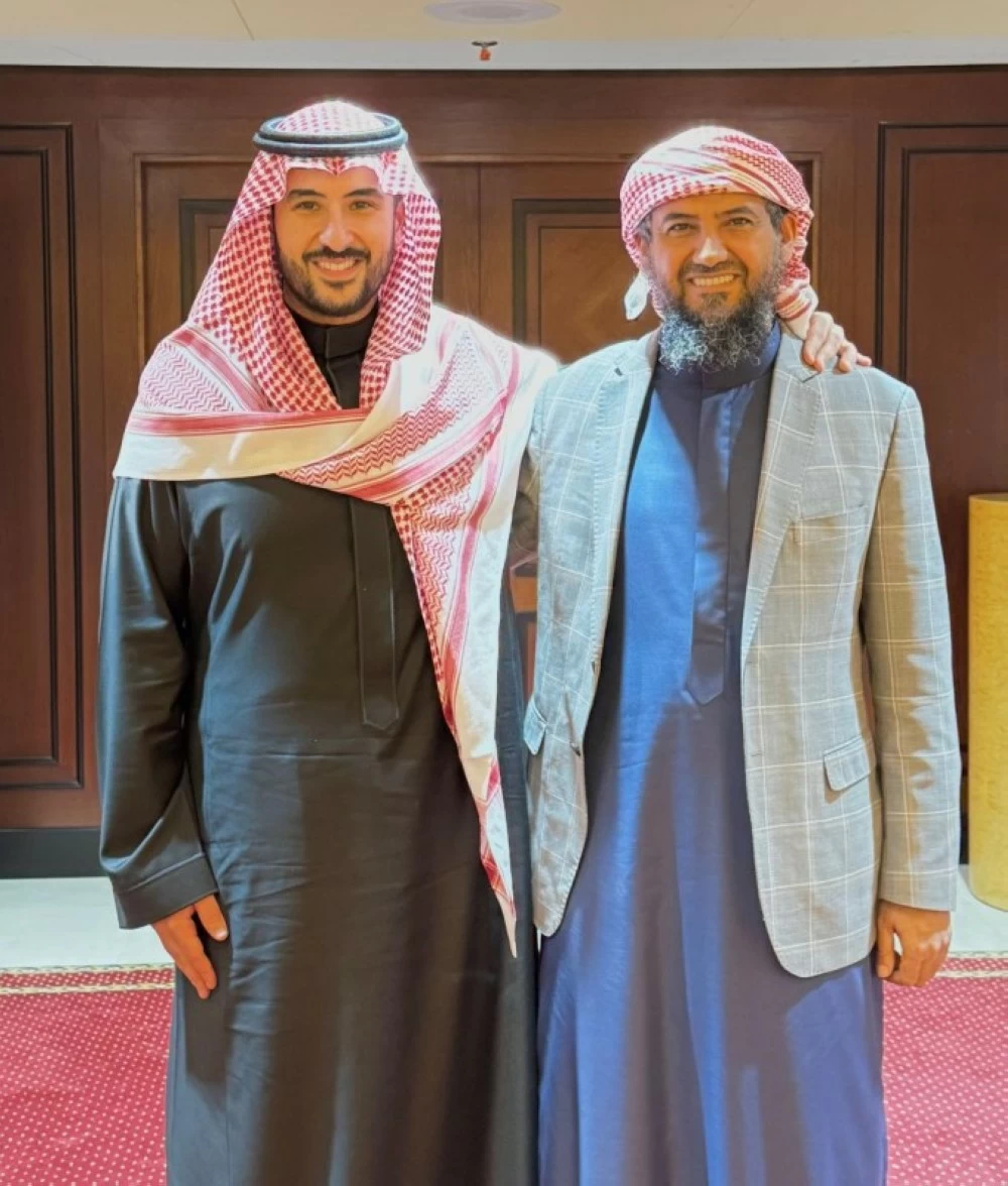 الأمير خالد بن سلمان مع عبدالرحمن صالح المحرمي.