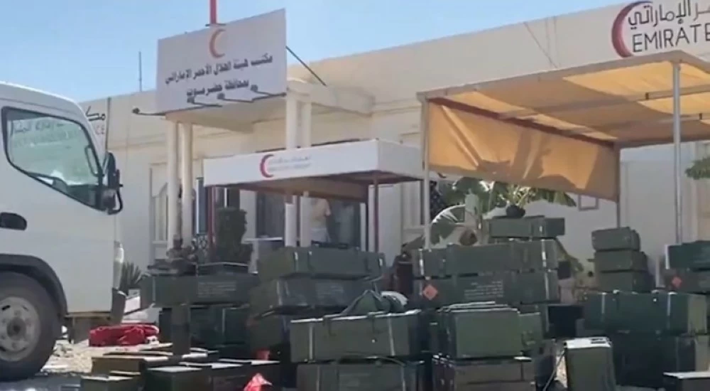 أسلحة في الهلال الأحمر الإماراتي.