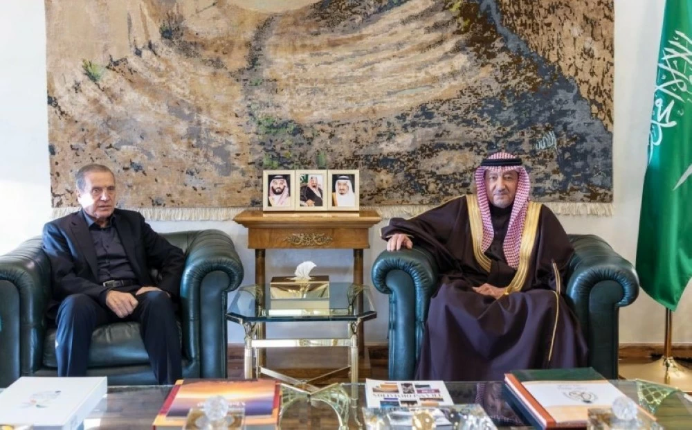 نائب وزير الخارجية المهندس وليد الخريجي خلال استقباله المتحدث باسم الرئاسة الفلسطينية نبيل أبو ردينة. 