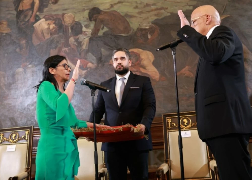 نائبة الرئيس الفنزويلي ديلسي رودريغيز تؤدي اليمين الدستورية رئيسةً مؤقتةً للبلاد في كاراكاس.(إ ب أ)