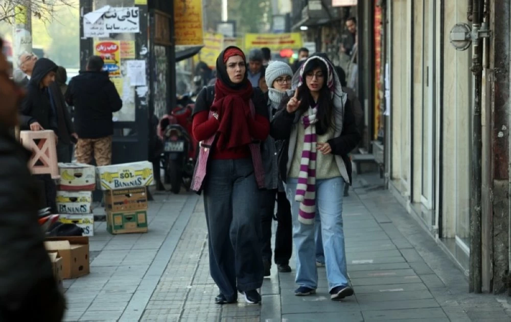 فتاتان تسيران في أحد شوارع طهران. (إ ب أ)