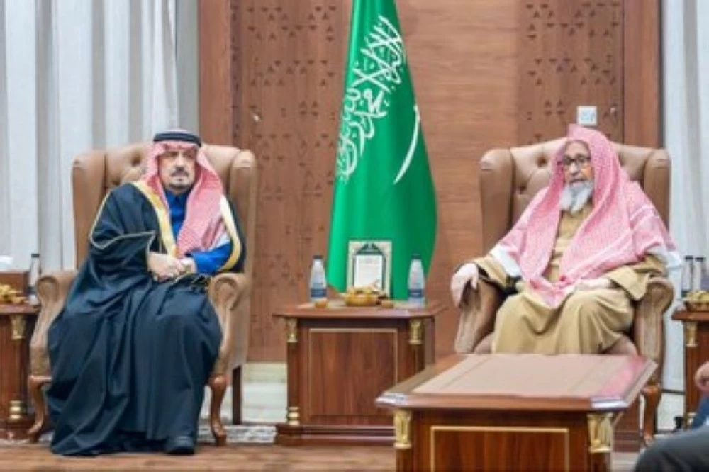 أمير الرياض يزور مفتي عام المملكة