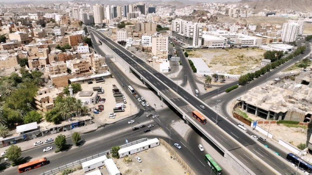 
تعزيز الانسيابية المرورية وتطوير البنية التحتية للنقل. (واس) 