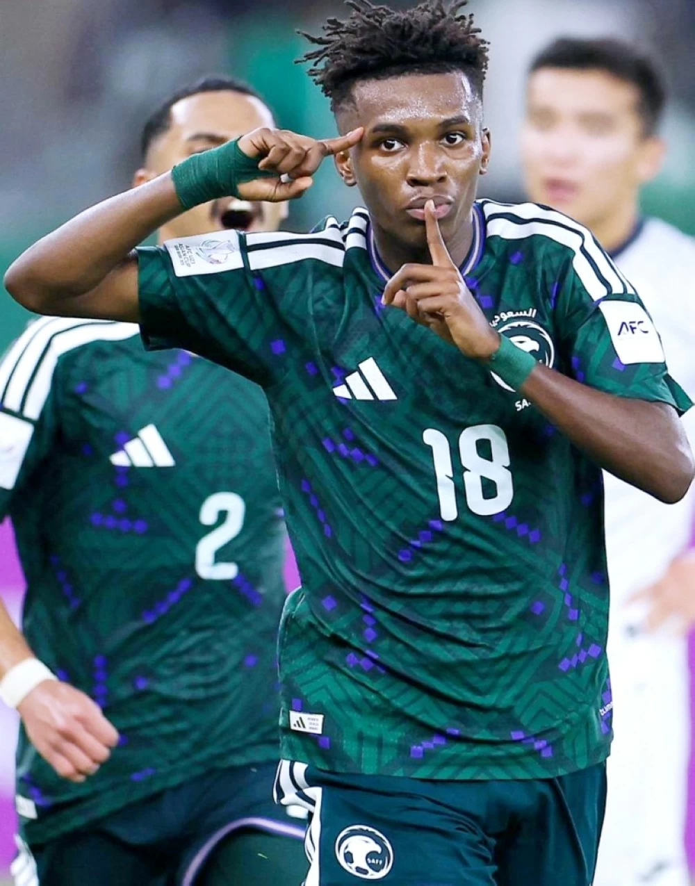 لاعب المنتخب السعودي راكان الغامدي محتفلاً بالهدف الوحيد الذي سجله في مرمى قيرغيزستان.