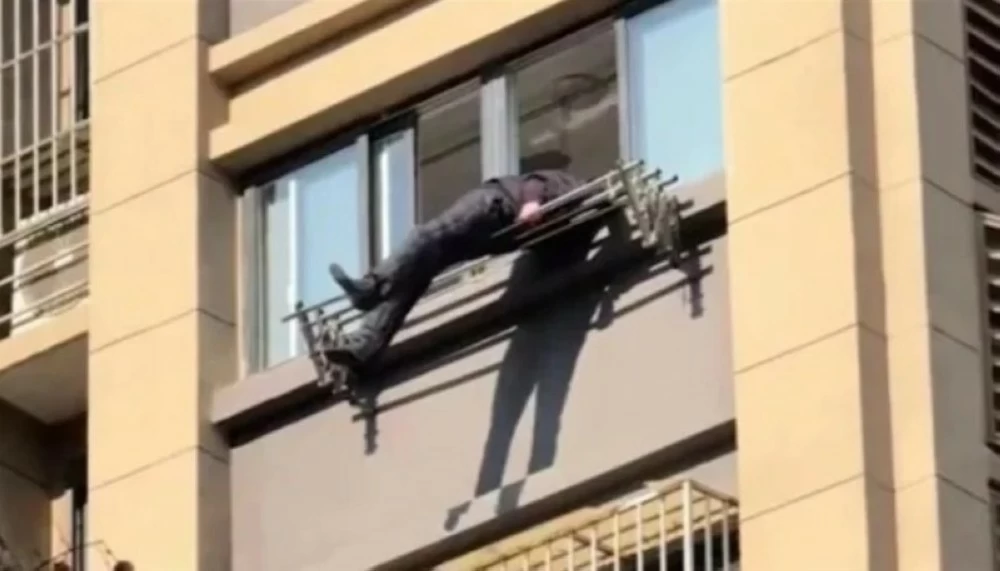 أنقذ مجفف الملابس الرجل قبل وصوله إلى الأرض.