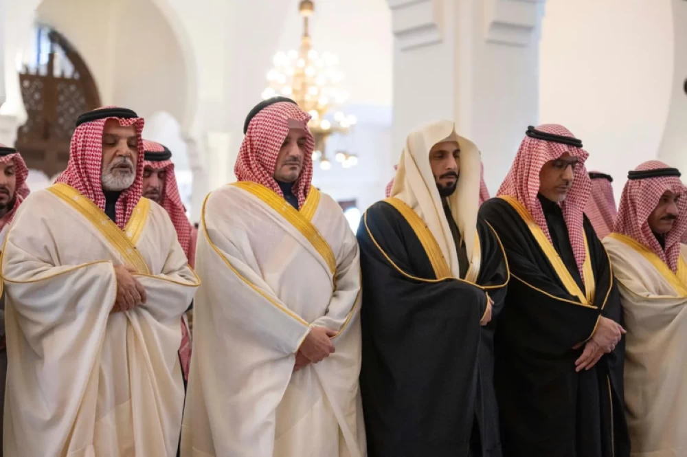 وزير الداخلية يؤدي صلاة الميت على الفريق أول سعيد بن عبدالله القحطاني