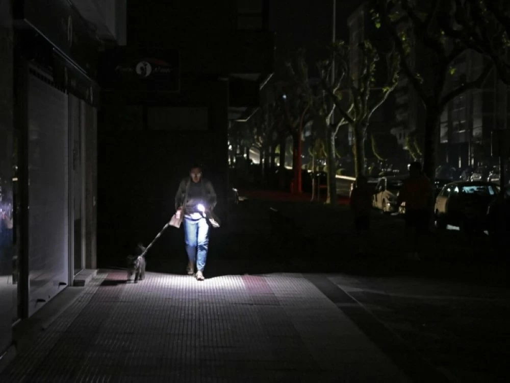 الظلام يلف فرنسا.. 380 ألف منزل بلا كهرباء