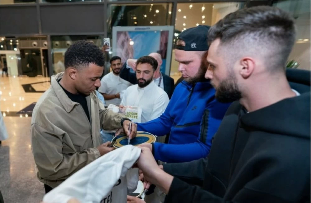  مبابي عقب وصوله إلى مدينة جدة.