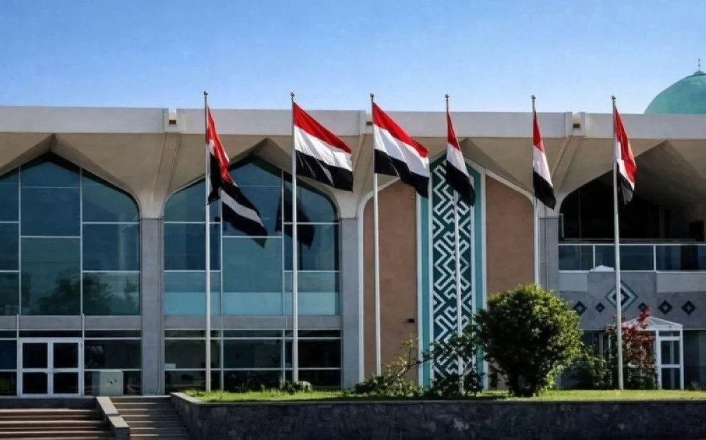 إلغاء كافة الشعارات ورفع العلم اليمني لأول مرة فوق مطار عدن