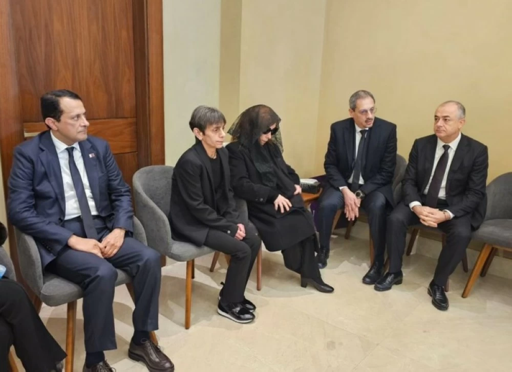 حضور رسمي وشخصيات عامة في عزاء هلي الرحباني.. وإيلي صعب ومادونا يقبلان يد فيروز