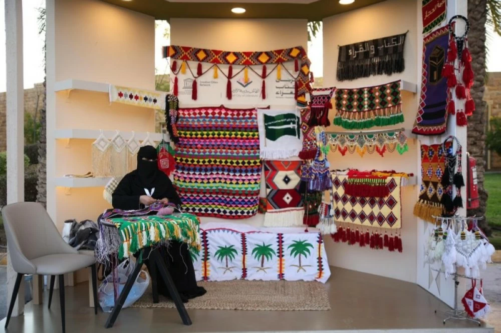 حين تتكلم الحِرفة ويبتسم الحرف.. 20 منصة تحتفي بالمواهب في مهرجان الكتّاب والقرّاء 