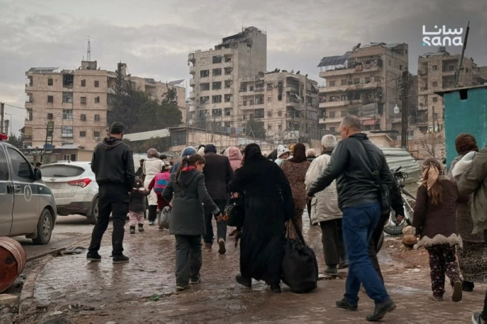 عودة عدد من أهالي حي الأشرفية بحلب إلى منازلهم بعد تأمين المنطقة. 