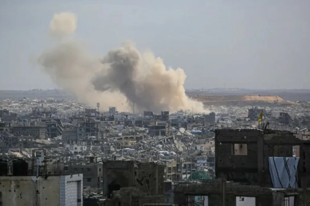 تصاعد أعمدة الدخان إثر عمليات هدم الاحتلال منازل شرق جباليا في شمال قطاع غزة.