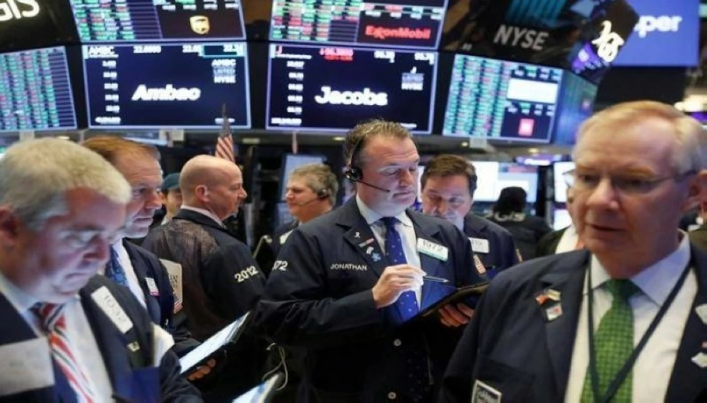 المستثمرون بأسواق الأسهم يراقبون التطورات الجيوسياسية والضغوط المتجددة على رئيس مجلس الاحتياطي الفيدرالي جيروم باول.