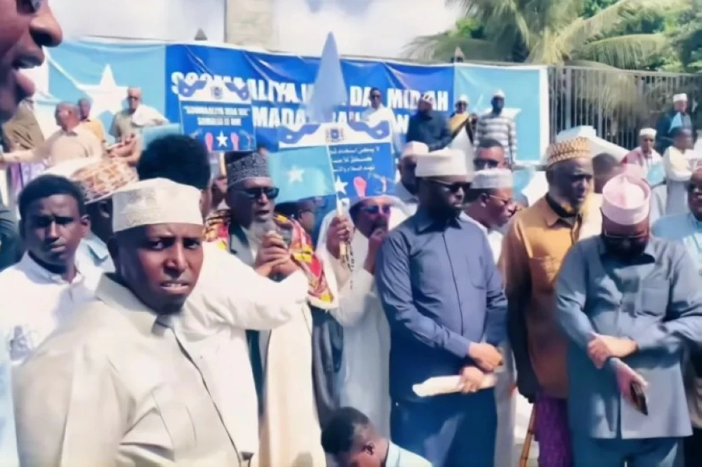 متظاهرون في مقديشو يندّدون بالاعتراف الإسرائيلي بأرض الصومال.