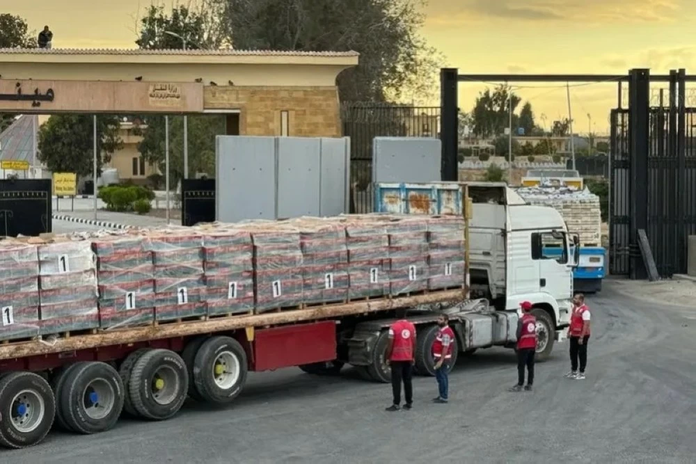 شاحنة مساعدات أمام معبر رفح