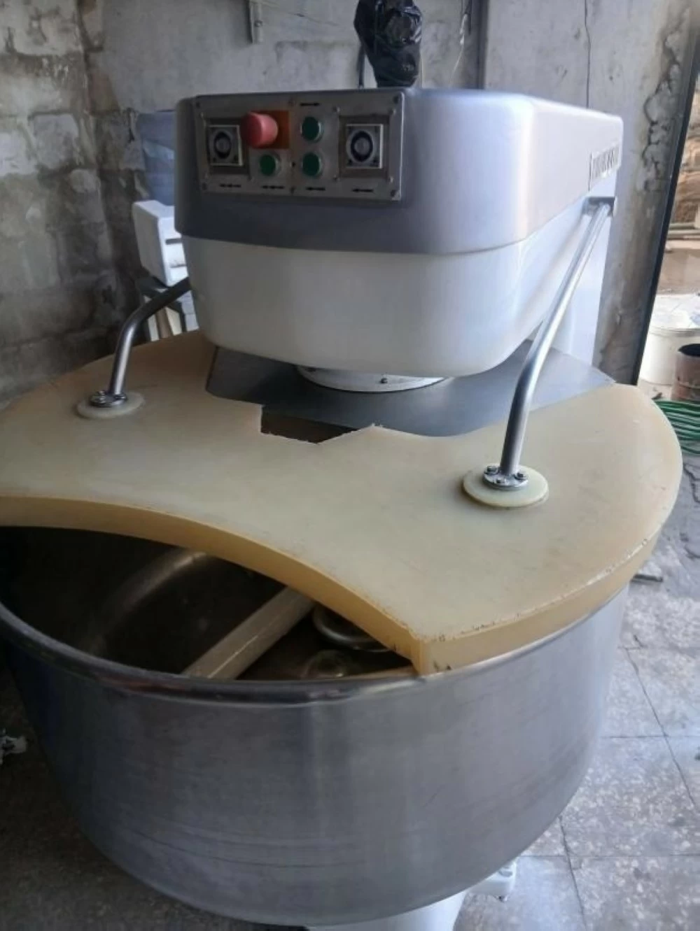  الضحية علِقت داخل عجانة طحين بعد أن التفّت لفحة كانت ترتديها حول عمود العجانة أثناء تشغيلها.