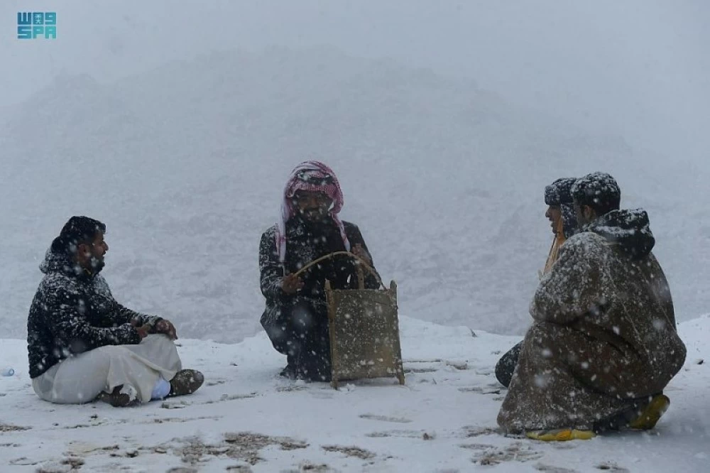 تساقط للثلوج على مرتفعات جبل اللوز بمنطقة تبوك 