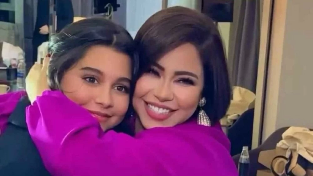 شيرين عبدالوهاب وابنتها هنا.