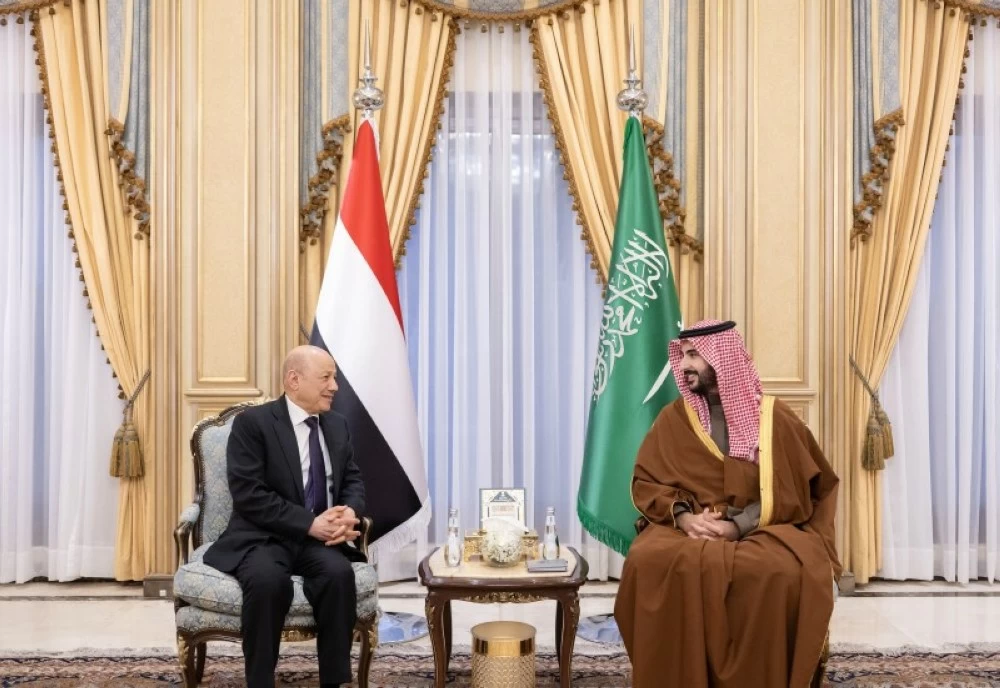 الأمير خالد بن سلمان، خلال لقائه رئيس مجلس القيادة الرئاسي اليمني وأعضاء المجلس.