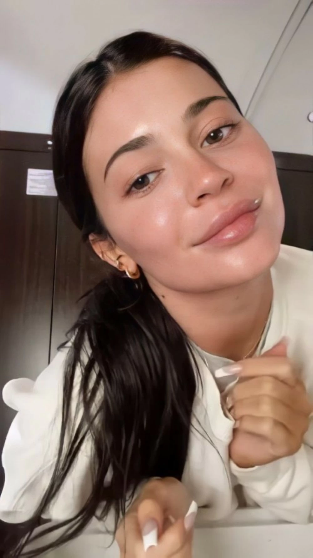 حمام الثلج قبل المكياج… خطوة جمالية مثيرة للجدل تكشفها كايلي جينر