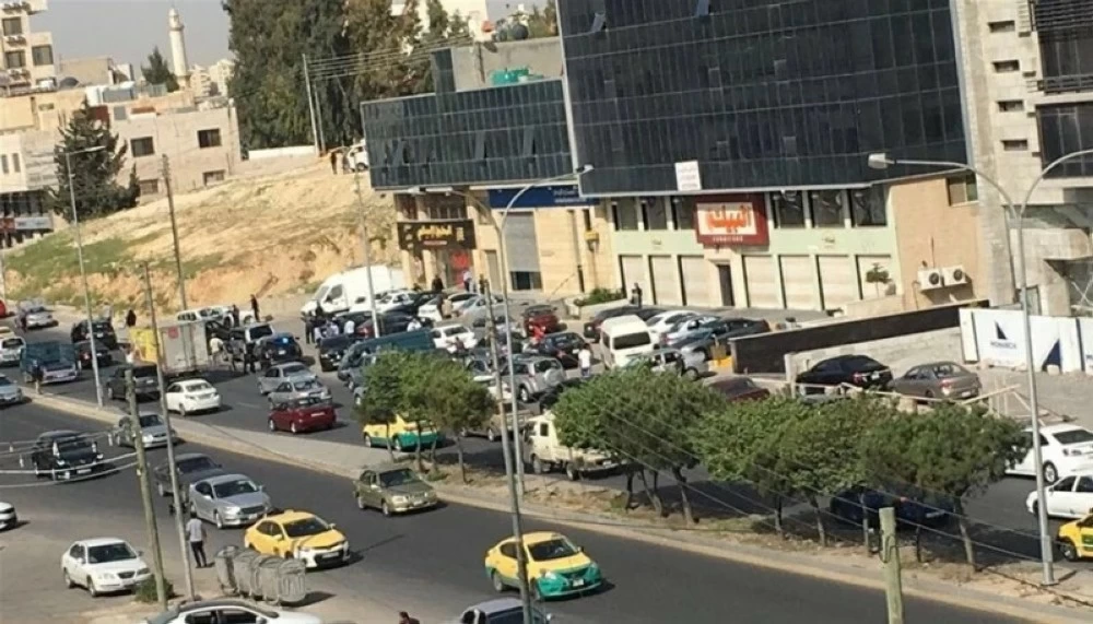 عاجل | ملثّمون ينفّذون سطواً مسلّحاً ويفرّون بأموال بنك أردني. للاطلاع على 