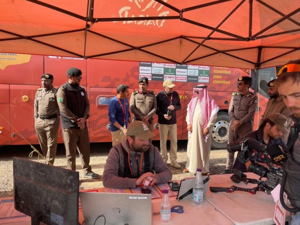 محافظ المهد يقف ميدانياً على استعدادات عبور «رالي داكار»
