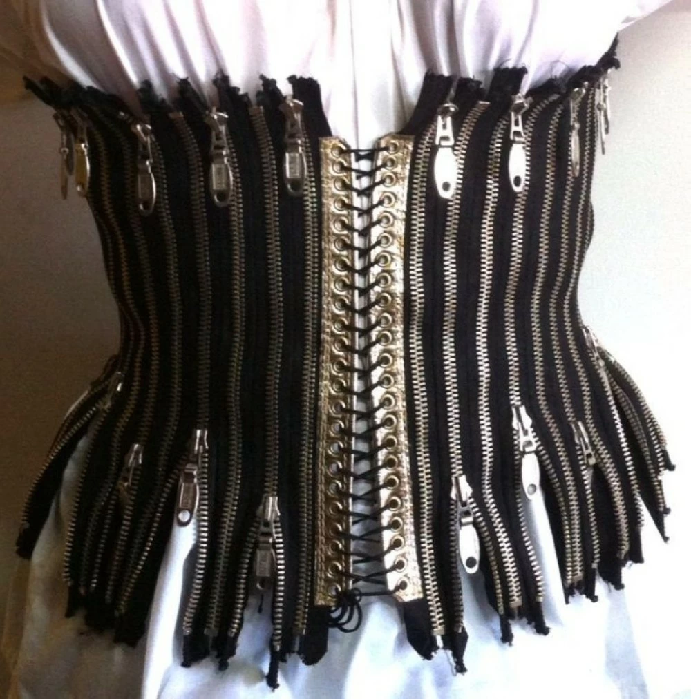 السحّابات تتحوّل من تفصيل وظيفي إلى عنصر تصميم جريء