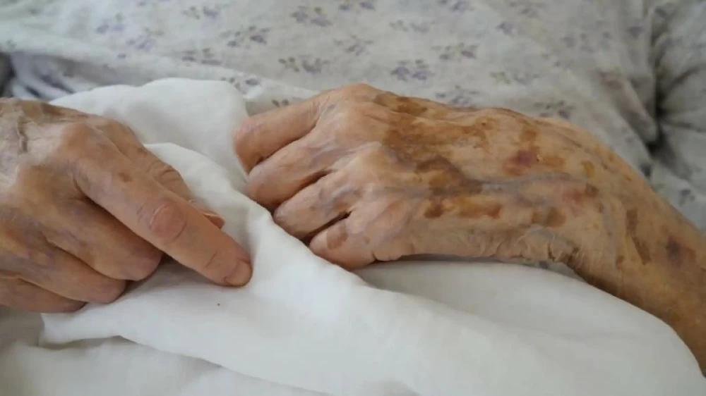 امرأة عمرها 103 أعوام تعود للحياة قبل دفنها!