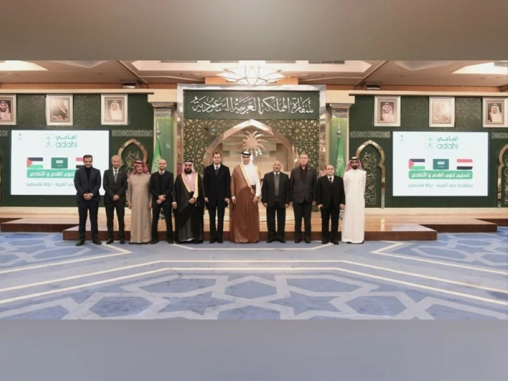  نائب سفير خادم الحرمين الشريفين لدى جمهورية مصر العربية خالد بن حماد الشمري، يسلم حصتي مصر وفلسطين من لحوم الهدي والأضاحي في مقر السفارة السعودية بالقاهرة.