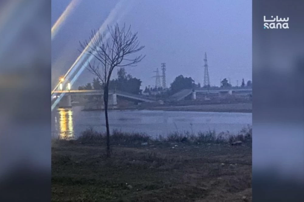 أحد الجسور الذي فجرته قسد .