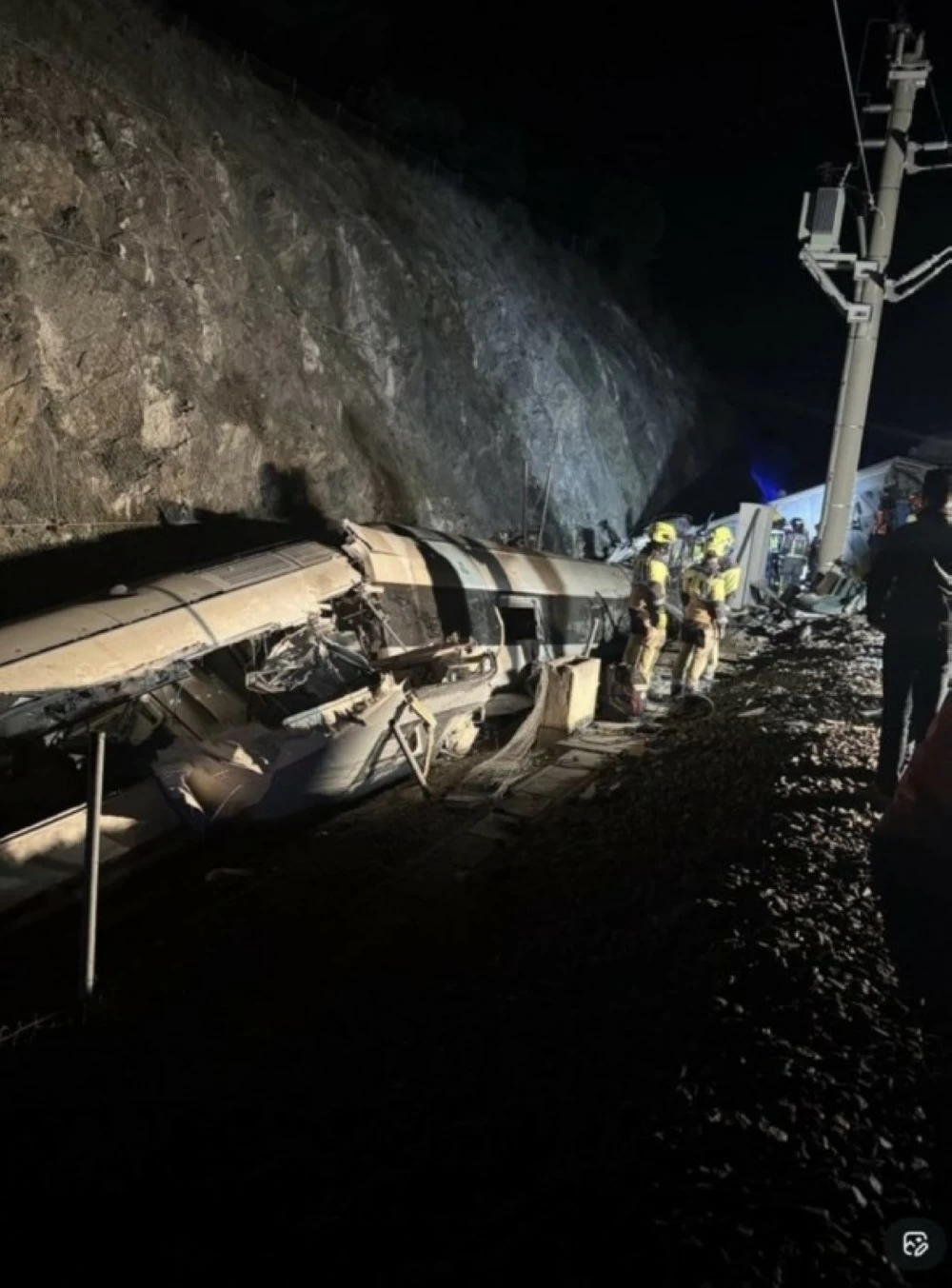 أكدت خدمات الطوارئ وجود أشخاص محاصرين داخل العربات، مع تواصل عمليات الإنقاذ والإسعاف في موقع الحادث.