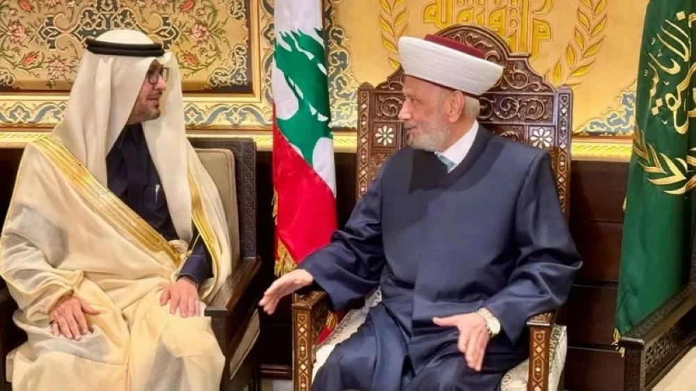 السفير بخاري خلال زيارته مفتي لبنان الشيخ عبداللطيف دريان في دار الفتوى. (عكاظ)