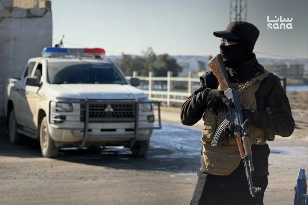 الجيش السوري يبدأ عملية الانتشار في الرقة.