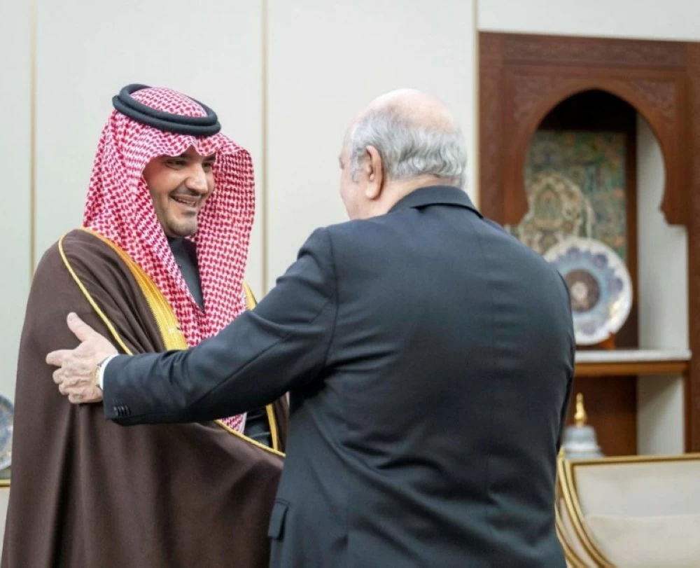 الأمير عبدالعزيز بن سعود يلتقي الرئيس الجزائري